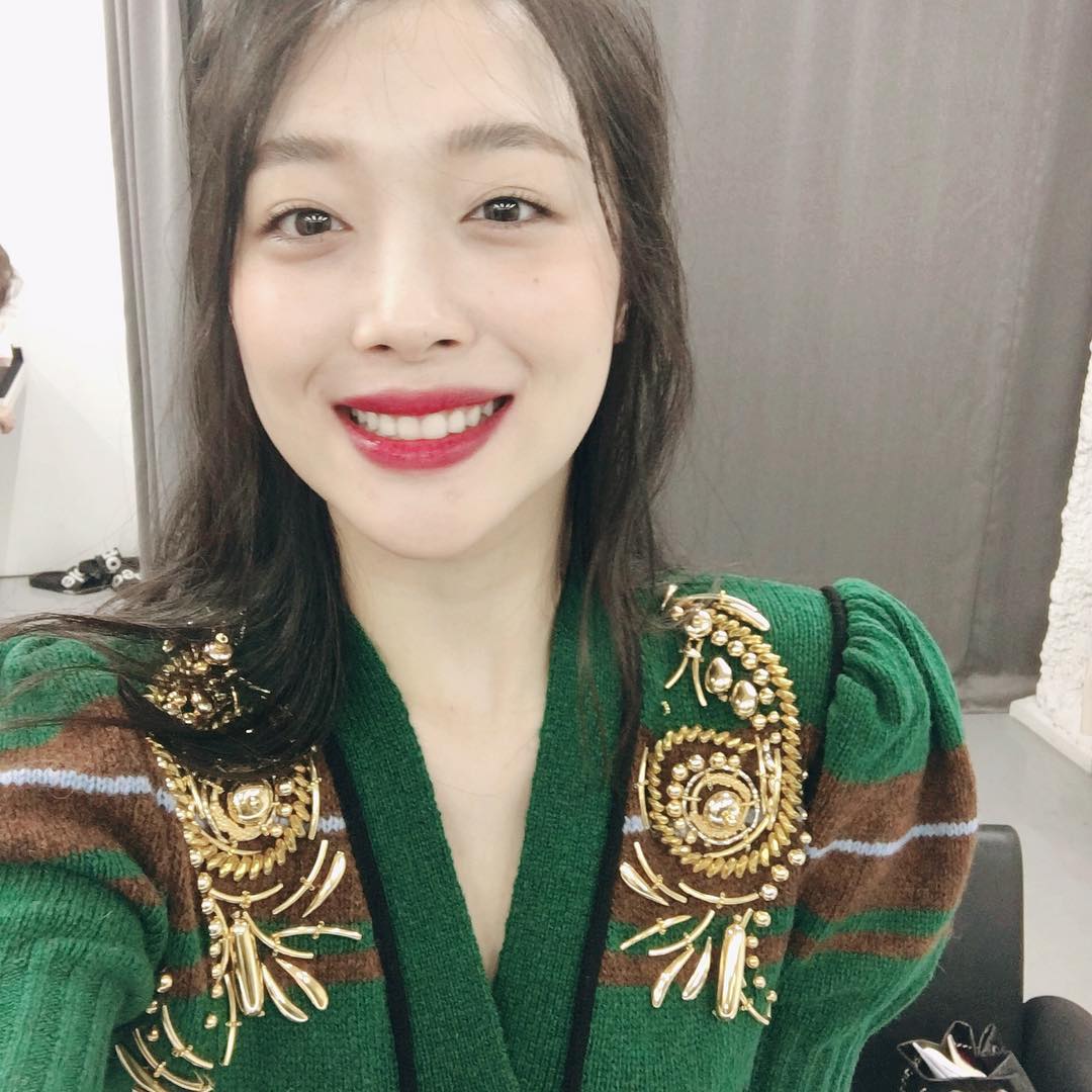 functionlove's tweet photo. #RememberingSulli 🍑

July 2017: Sulli posts 2 adorable selfies to her Instagram and says, "Just the right weather😻" https://t.co/YBWDch2DSi