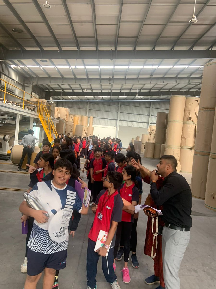 pooh_it_is's tweet photo. Ss visited Bhaavya Ecopack, a fully automated plant for sustainable corrugated boxes, to understand the usage of technology keeping environment in mind. The cordial hosts enlightened learners with the entire process & vision of green Earth. @AswaniNandini @FSSurat #pyplearning https://t.co/voKzSJPE8N