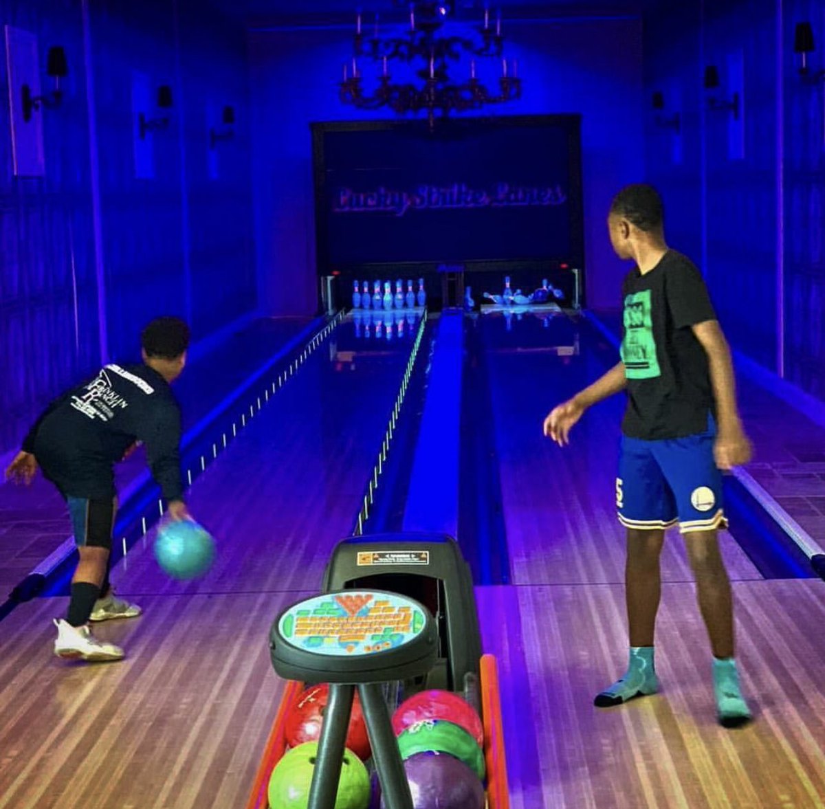 StevieJohnson13's tweet image. ‘Match or More’. 
Match ‘em, you stay alive. 
Knock more down, you win. 

Last night, push-ups was on the line. 
That’s a win-win. 💪🏾👽⚡️

“Bet he do | Bet he don’t”

#HappyThanksgiving #HandleBizHaveFunClub