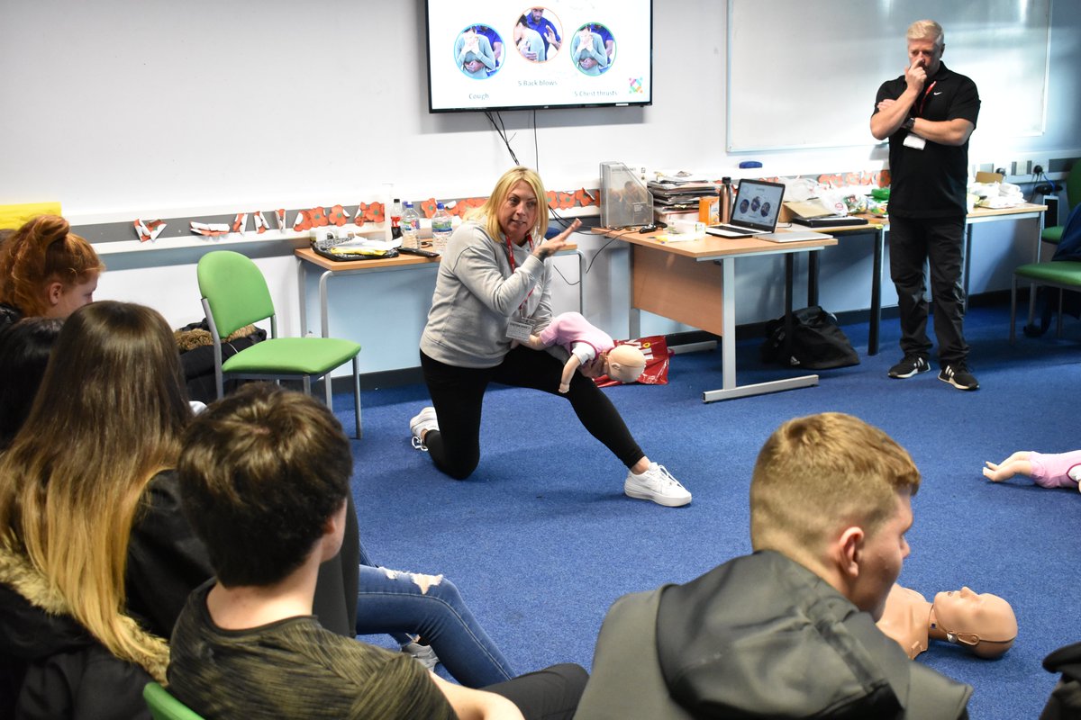 StHelensCollege's tweet photo. Well done to our Public and Uniformed Services students who have achieved first-aid qualifications after completing valuable training with @ATTrainingS! 🚑🙌

#firstaid #first #aid #emergency #services #armedforces #careers #public #uniform https://t.co/deGhbnu8a7