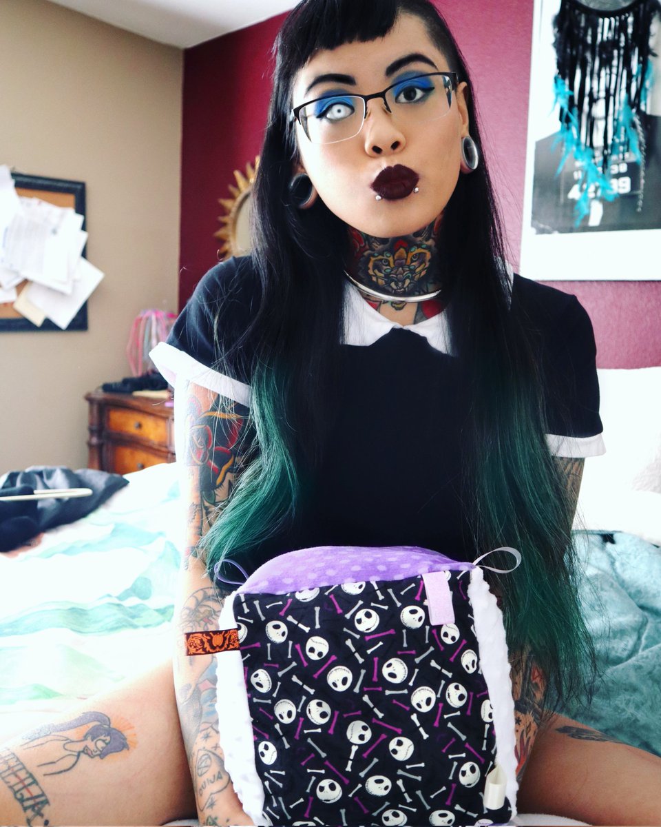 hunntycupp's tweet photo. Before the bedbug invasion, this was my favorite littlespace toy 💜🖤 💙
#littlespace #ABDL #abdlbabygirl #adultbaby #diaperlover https://t.co/3hyXANcW3b