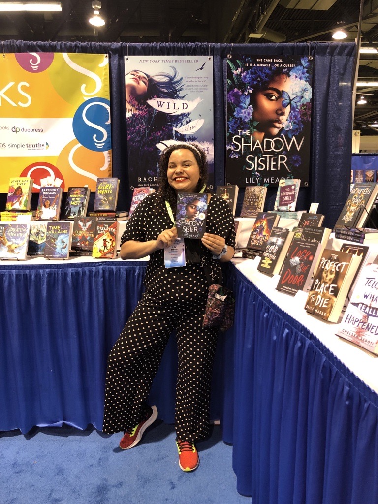 Sourcebooks's tweet image. 👋 Lily Meade stopped by our booth at #NCTE22 to pose with her poster for The Shadow Sister. Great to see you as always, Lily!

#tradeshow
#sourcebooks
#bookschangelives
#conference
#books
#publishing
#publishingindustry
#mustlovebooks