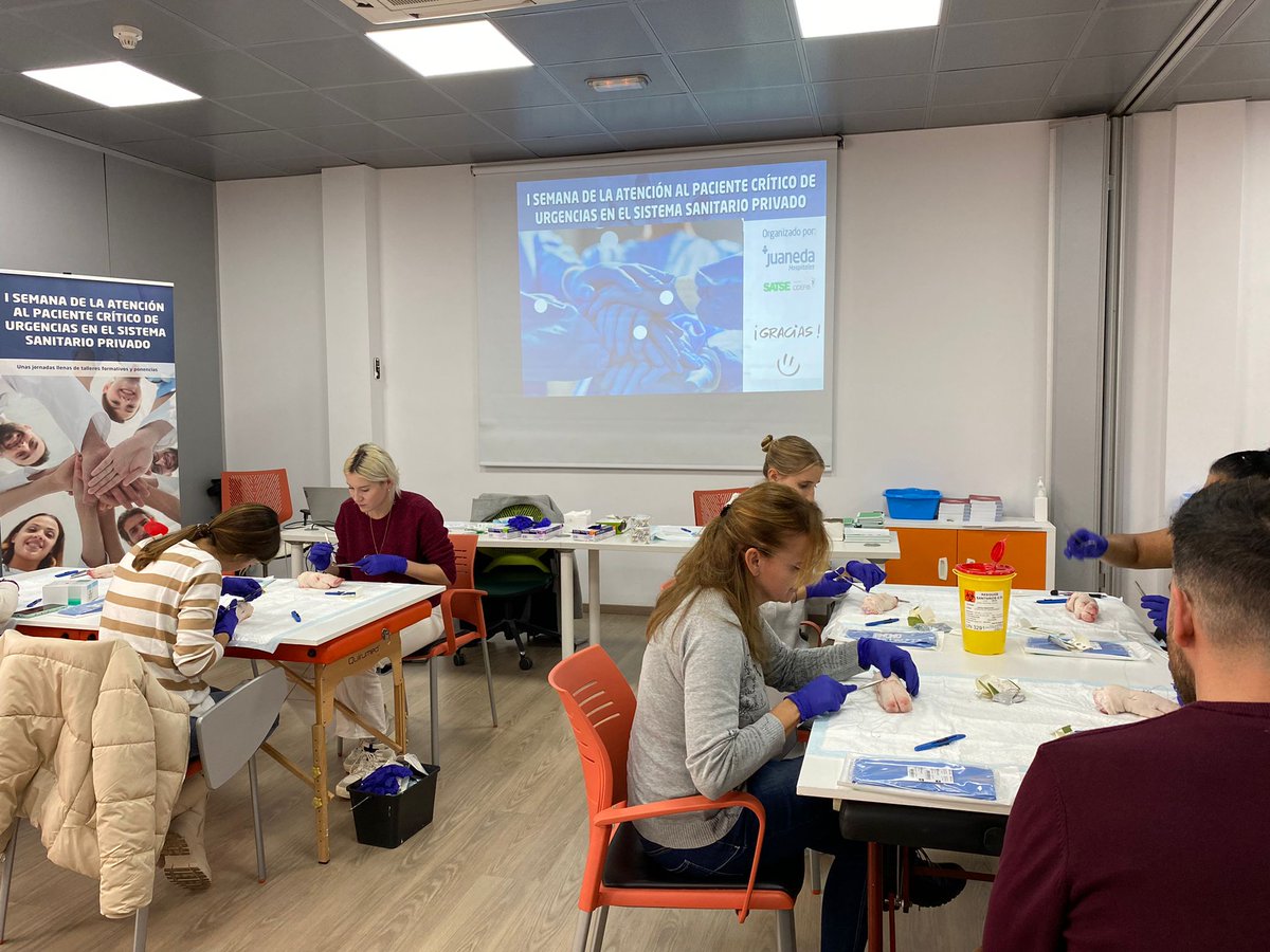 cidefib's tweet photo. ¡Primer día de las Jornadas de atención al paciente crítico de urgencias en el sistema sanitario privado!
Taller de "Suturas: más allá del punto simple" con Daniel Hernández 👏👏 https://t.co/imcvU0Ktoc