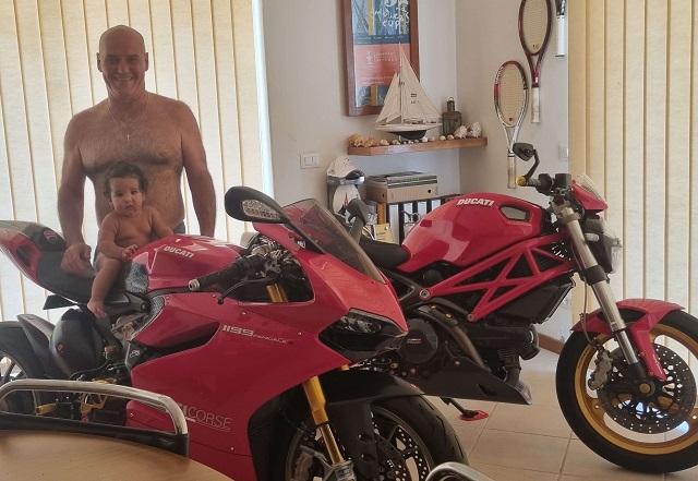MimiandMoto's tweet photo. What's the coolest part of this photo? The baby on the #Ducati? The 2 #Ducatis parked inside? Or the Ducati grandpa shirtless? Photo: Pietro Grammatico
#motorcyclemonday #babyonmotorcycle #littlerider #grandparents #ducatista #ducatilife #ducatimotorcycles #ducatifamily https://t.co/QYfsGNuu9s