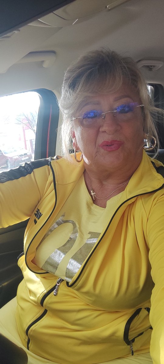 TeriDragos's tweet photo. Have a great new week ahead 🙏💛💛💛 https://t.co/BMSeXK1ugR