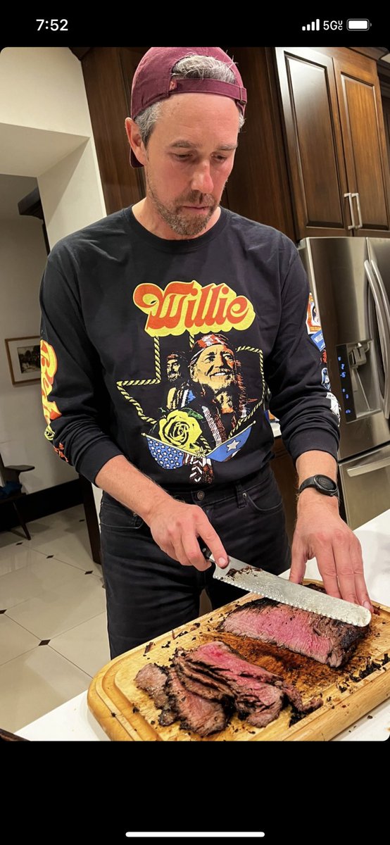 BetoMedia's tweet image. NEW!
#Beto Barbecue

Beto slices up some brisket like a pro
yesterday for his eldest son Ulysses’
16th birthday.

You get a good look at the progress on his new beard and the Willie Nelson t-shirt is a nice touch.