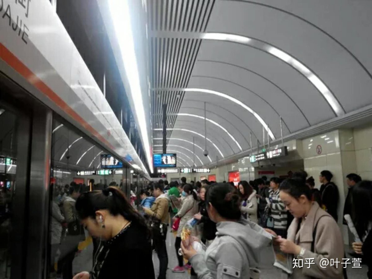 nj30t's tweet photo. 图为哈尔滨冬季地公交车站，沈阳低地铁站里，长春地公交车站；在浙江，福建，广东等自诩“发达，文明”地中国南方地区，你是看不到乘客排队地 https://t.co/8OlCG7chK3