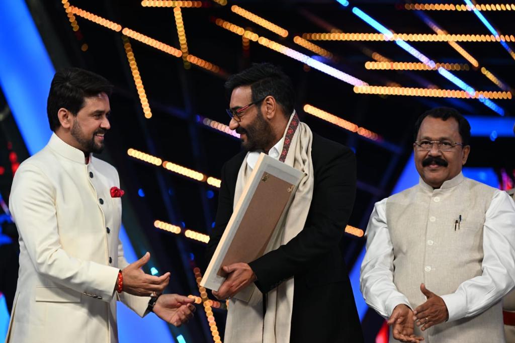 Union Minister @ianuragthakur felicitated actor @ajaydevgn at the opening ceremony of 53rd @IFFIGoa 
#AjayDevgn  #Drishaym2
#IFFI53 #IFFI #IFFIGoa #IFFI2022