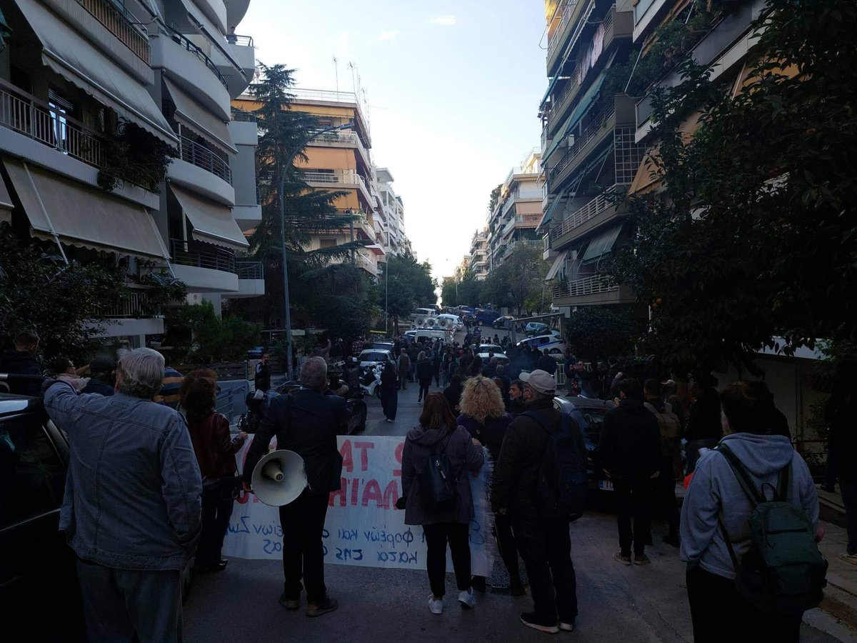 Katw_h_OPPI's tweet photo. ‼️Οι φοιτητές στο πλάι του λαού! 

📣 Σήμερα το πρωί η αστυνομία μπήκε στο σπίτι ηλικιωμένης σπάζοντας την πόρτα και την έδιωξαν καθώς αυτό είχε πληστηριαστεί για χρέη ύψους μόλις 15.000. 

📣Βλέπουμε την ΝΔ να αδιαφορεί εντελώς για την ακρίβεια και την φτώχεια που βιώνει 1/3 https://t.co/kJx6BxHdPX