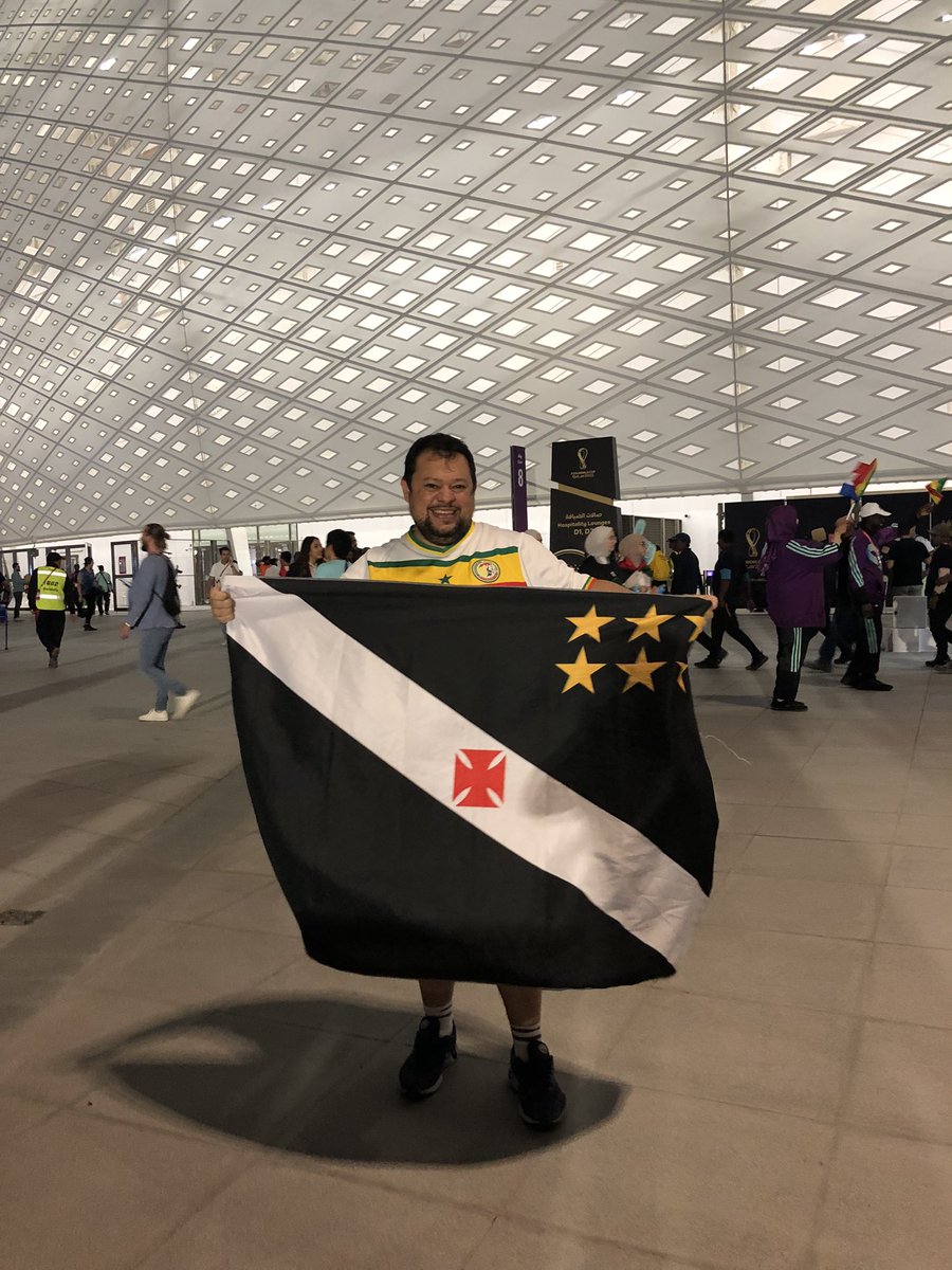 mautoliveira's tweet photo. #SENxHOL #Copanoge
Essa é para alegria dos vascaínos: Gustavo Lanes Freitas é carioca e mora em Portugal há dois anos. Comprou ingressos para 20 jogos. Hoje, além do Vasco no coração, ele está na torcida por Senegal. https://t.co/0yD2rlDqe5