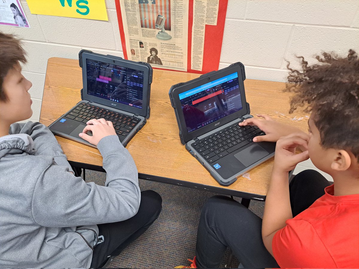 LeMusicEdTech's tweet photo. 6th graders collaborating with others to create new songs with @soundtrap this morning. 🎶💻🎧 #edtech #musiced #TransformingEducation #SoundtrapPros @PLSDMusic  @PLSD https://t.co/O0hyfTxcu5