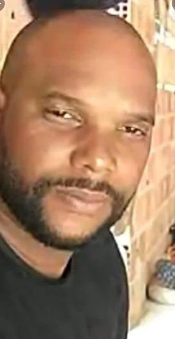 primo miliciano más cuzão que teve na baixada está foragido foi ele que deu a casa do gula perereca e outro para o Jhon Jhon em cabuçu nem pqd jhon jhon renan cavalo lobo de cabuçu matou os 3 na casa
