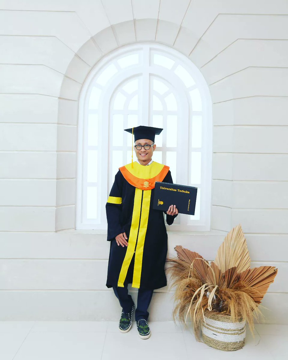 diegoristya's tweet photo. Alhamdulillah. 🙏✨

Raden Diego Ristya Prakosa, S.I.Kom.
officially signing out!
🎓

" Better late than never "

I dedicate this title specifically to my beloved family, especially my mother and who has pinned my hopes on me to be able to pursue higher education than her. https://t.co/MXooolDo3W