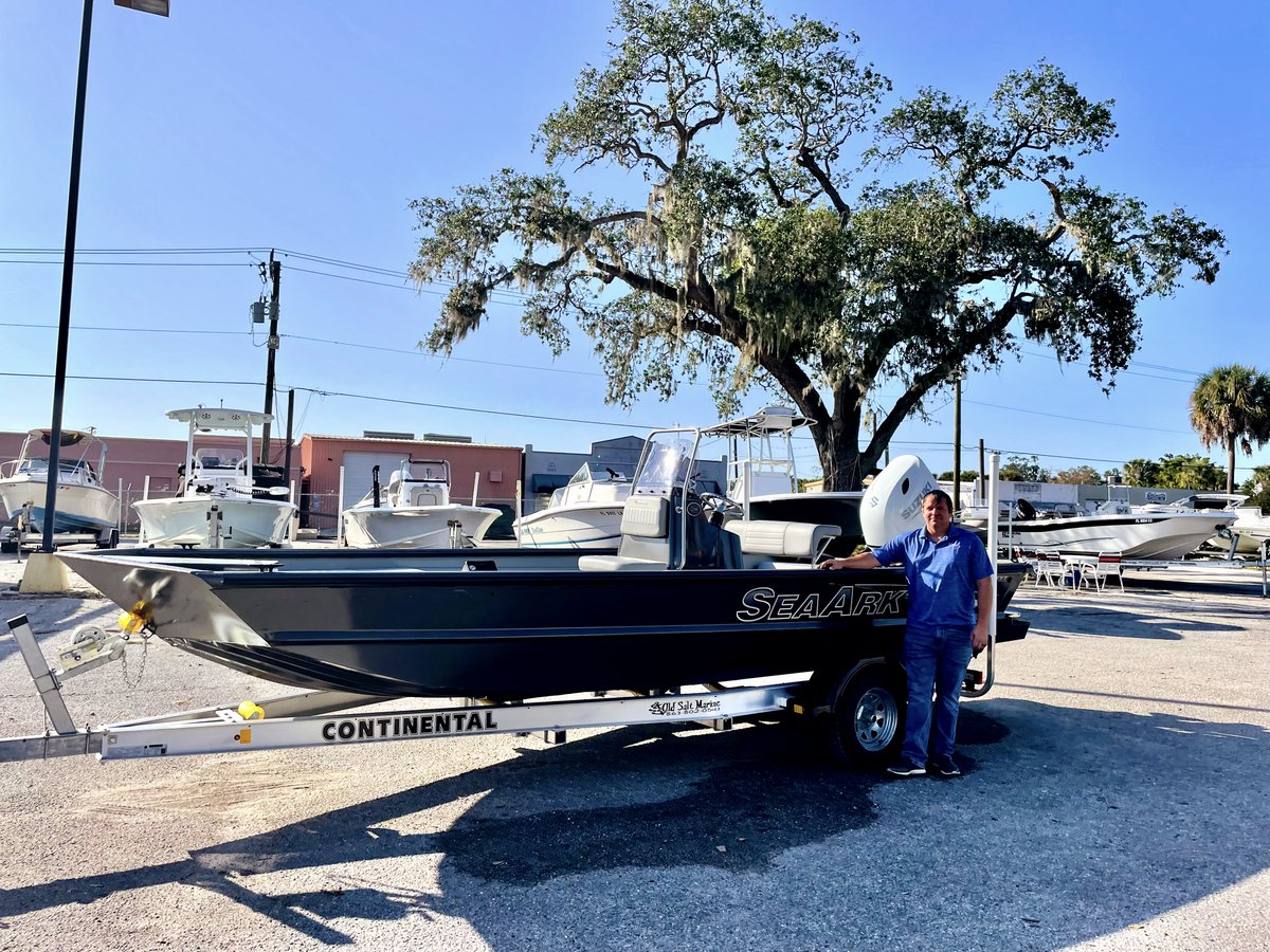 Congratulations to the Hyatts on their 2023 Sea Ark 2072 FXTD CC powered by SUZUKI!

#OldSaltMarine #Palmetto #Lakeland #Wildwood #Florida #Boat #BoatLife #Boating #BoatFising #BoatLifestyle #Suzuki #SuzukiMarine #SuzukiOutboards #SeaArk #LocalBusiness #FamilyBusiness