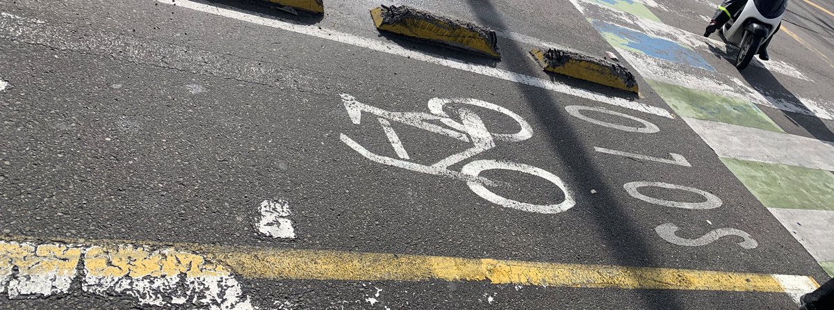lautles's tweet photo. Queridos peatones: solo vengo a recordarles que la cicloruta es solo para bicis, así como el andén es sólo para peatones. Evitemos imprudencias y accidentes #inteligenciavial #movilidadBogota https://t.co/azad9R457x