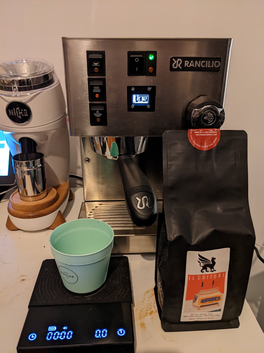kYc0o's tweet photo. Finally! After 2 trials at the German customs to free my parcel, it's finally here! Thanks @squaremile roasters for the special blend! Now I'm ready to brew it on my custom Rancilio Silvia https://t.co/Cxc3SH9fkp