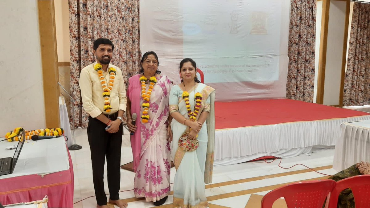 netrataipatil's tweet photo. इस्कॉन खारघर यांच्या वतीने आयोजित दैव वर्णआश्रम या कार्यक्रमाला उपस्थित राहून माता गांधारी देविदासी यांचे विचार ऐकले.
#Kharghar
#ISKCON
@iskcon https://t.co/Etnb8fD2ip