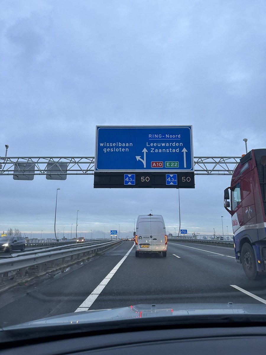 Graasie's tweet photo. @Rijkswaterstaat waarom is de spitsbuis dicht bij de #coentunnel? https://t.co/blL3lJTNm5