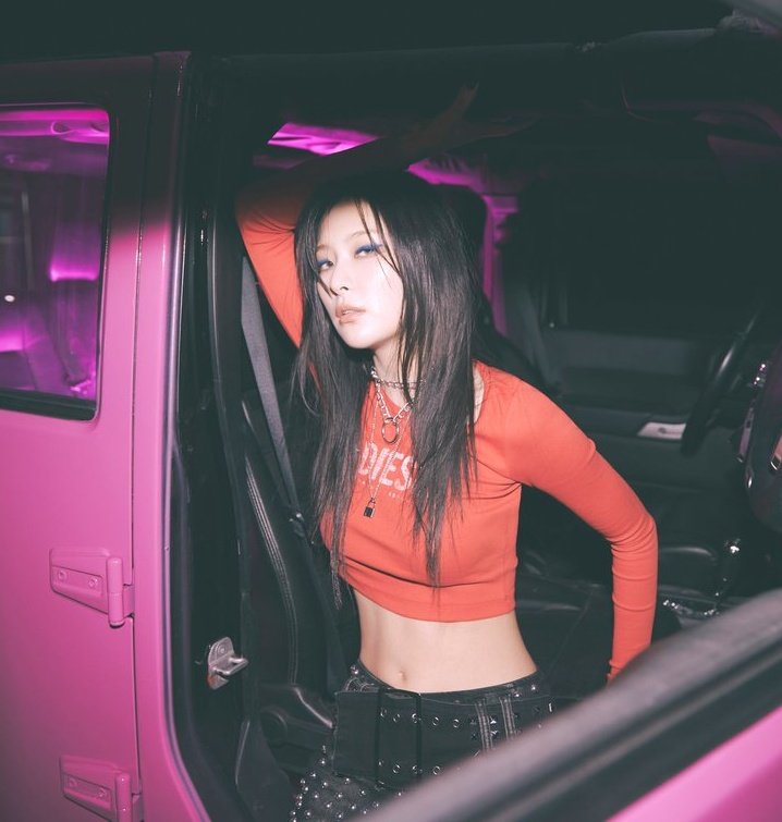 stylebyrv5's tweet photo. SEULGI 💛 'Birthday' Concept Photo 

DIESEL: Logo T-shirt ($125)
CURRENT MOOD: Dream Closet Leather Skirt ($52)

#REDVELVET #레드벨벳 #SEULGI #슬기 #styleby_seulgi https://t.co/xegYOSxYuB