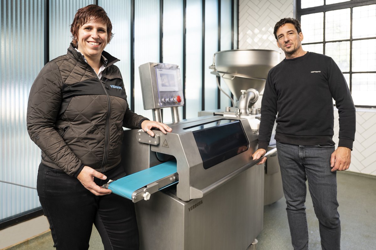 SlagersV's tweet image. 𝗖𝗼𝘃𝗲𝗿𝘀𝘁𝗼𝗿𝘆

SEMI-INDUSTRIEEL PRODUCEREN, ZONDER IN TE BOETEN OP SMAAK EN RECEPTUUR

"Voor het automatiseringsvraagstuk zijn we een samenwerking aangegaan met Verbufa en Handtmann."

slagersvak.biz/nl/nieuws/21-1…