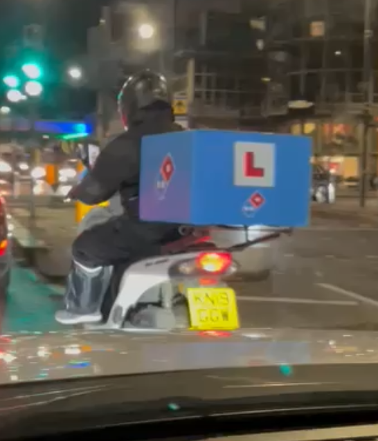 FourFootThirty's tweet photo. @dominos @Dominos_UK Driving through London yesterday and we see this delivery driver of yours facetiming/video calling a child while driving on the road. Pulled up to lights and partner managed to take a snap. Does Dominos condone this? KN19 GGW @MetroPoliceGB https://t.co/mkBsOUpKT3