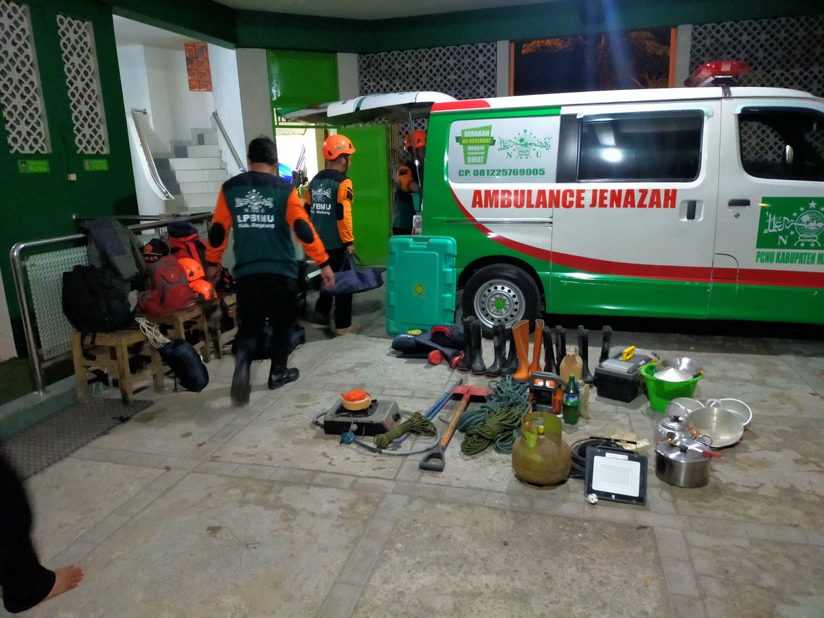 KangSumadi_'s tweet photo. Dengan sigap, tim LPBI NU segera packing segala peralatan yang dibutuhkan dalam proses penanganan kebencanaan.
Dan langsung dimasukkan ke mobil ambulance yang akan mengantarkan mereka menuju ke Cianjur.
#PrayForCianjur 
#NUPeduli
@pwlpbinujateng @pcnukabmagelang 
@lazisnumagelang https://t.co/PK55SIVmeK