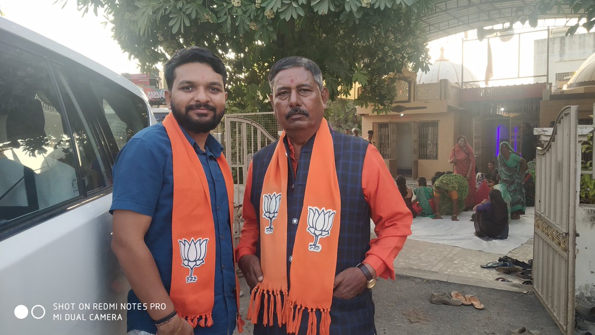 JayeshDhobi3's tweet photo. ઈડર વિધાનસભા ભાજપના ઉમેદવાર શ્રી રમણ ભાઈ વોરો સાહેબ ની સાથે ચૂંટણી પ્રચાર મા શામેલ થવાનુ સદ્દભાગ્ય પ્રાપ્ત થયું #pmomodiji #OBCMORCHA GUJARAT SK DISTRICT https://t.co/98AKlBAMgv