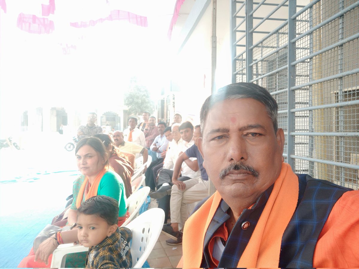 JayeshDhobi3's tweet photo. ઈડર વિધાનસભા ભાજપના ઉમેદવાર શ્રી રમણ ભાઈ વોરો સાહેબ ની સાથે ચૂંટણી પ્રચાર મા શામેલ થવાનુ સદ્દભાગ્ય પ્રાપ્ત થયું #pmomodiji #OBCMORCHA GUJARAT SK DISTRICT https://t.co/98AKlBAMgv