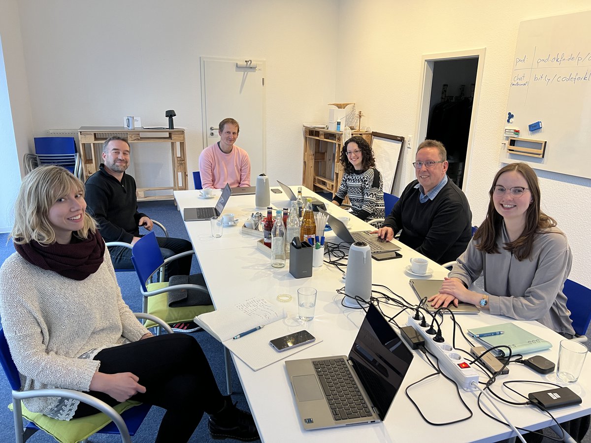 herzlichdigital's tweet image. Als Modellprojekt Smart City hatten wir heute unser halbjährliches Gespräch mit unserem Zuständigen der Koordinierungs- und Transferstelle vom @FraunhoferIESE . In diesem Sinne wünschen wir euch einen ebenso schönen Wochenstart 😄