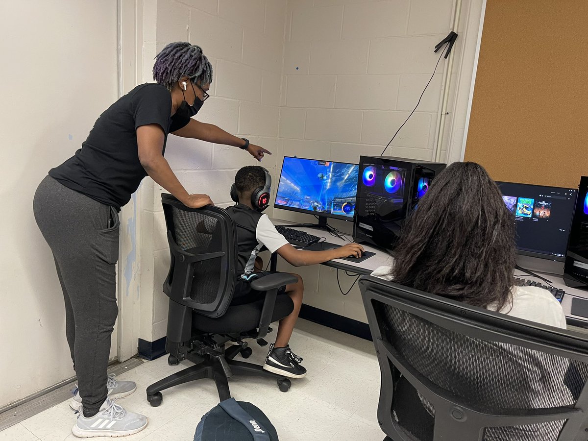Suite_Tea's tweet photo. Honestly, anytime I’m teaching/working with kids brings me joy! #TeeLoveDaKids #Esports #Math #Science #ITEssentials https://t.co/hyL5YhFoHd