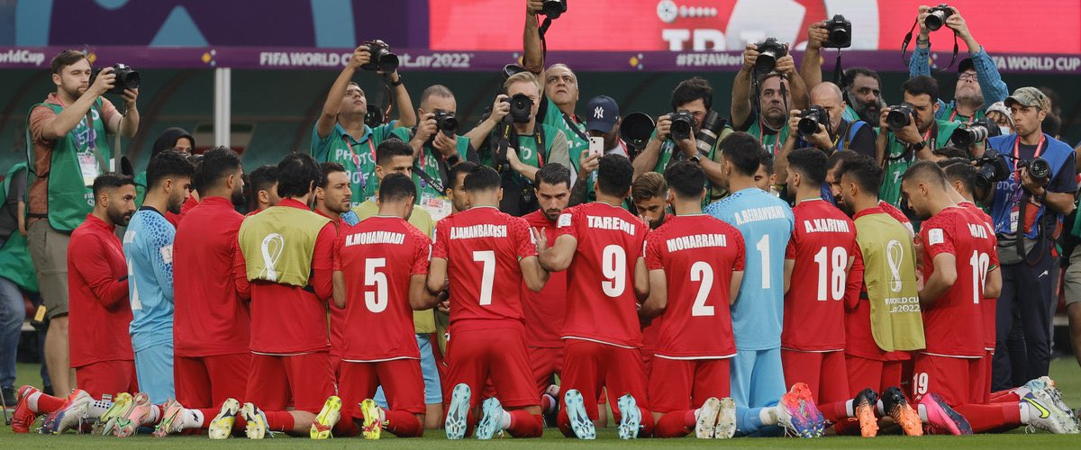 quatremer's tweet photo. Résumons : l’équipe de foot iranienne, qui risque sa peau, refuse de chanter l’hymne national pour soutenir les femmes qui refusent de se voiler. L’équipe de foot française refuse de porter le brassard arc-en-ciel pour respecter les valeurs du Qatar, dont la mise à mort des gays https://t.co/LqwtYw9LXQ