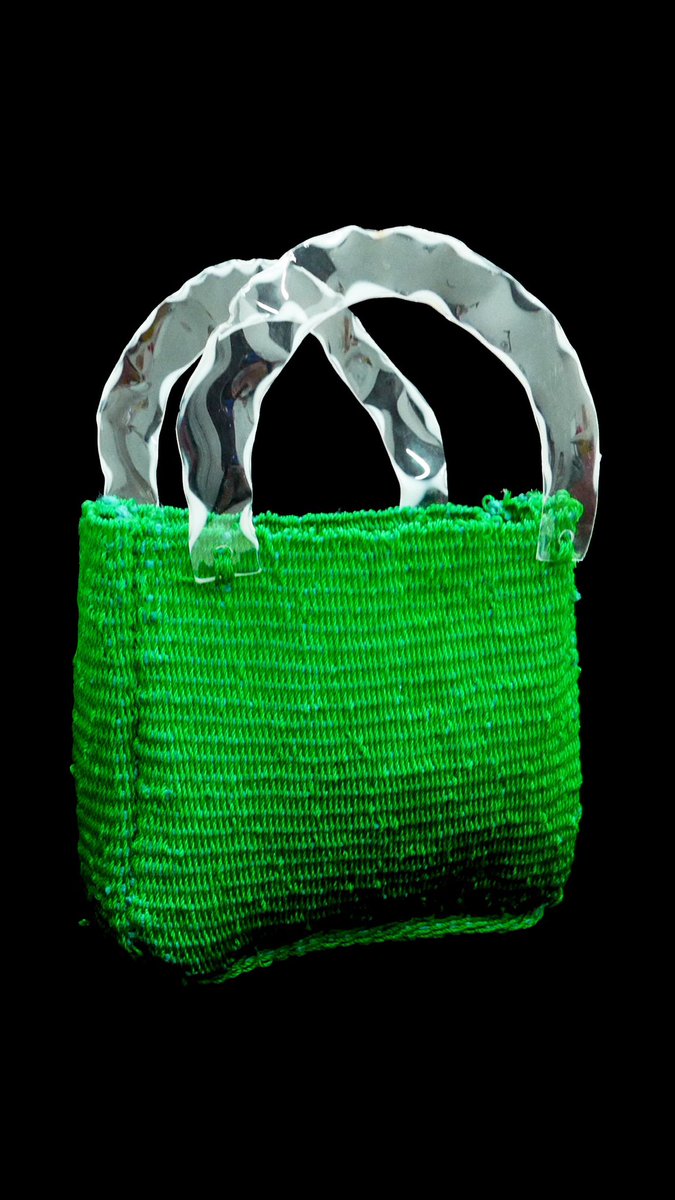 Madisonsinnov8's tweet photo. Can you guess what this product is made of? 
This bag is #handwoven from discarded garden nets and the handles are melted plastic bottle strips. Created by student Tiffany Wei in the Wearables: Material Futures class learn more and sign up for the #spring2023 class @artcenteredu https://t.co/blQnXuO214