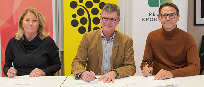 linneuni's tweet photo. Utbildning, forskning och samhällsnytta - idag signerades ett nytt samverkansavtal mellan @linneuni, #RegionKalmar och #RegionKronoberg.
Syftet är att främja utveckling och skapa öppenhet för att stärka länen och göra dem än mer konkurrenskraftiga:https://t.co/dG8u4IN4rh https://t.co/6xm2bNKkrU