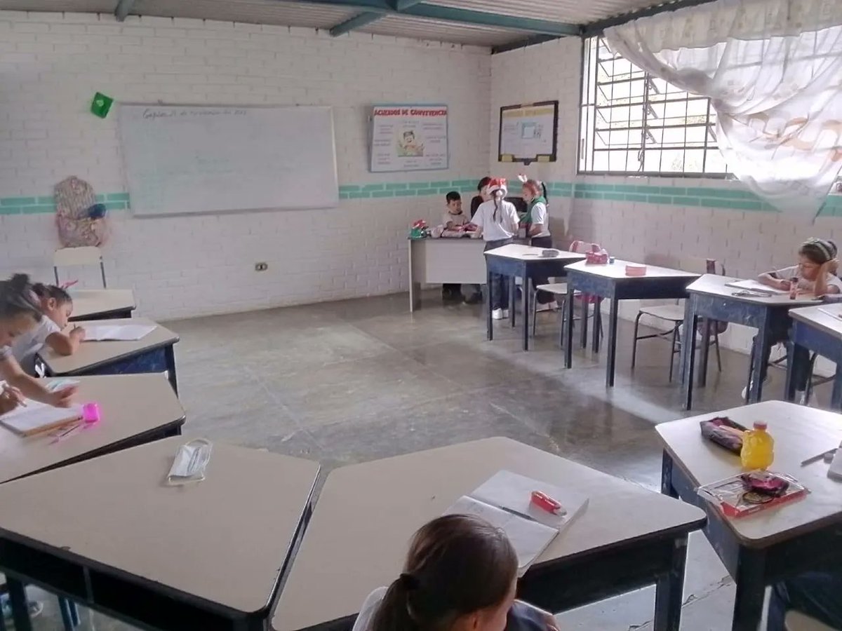 ue_033's tweet photo. Atención pedagógica y embellecimiento de nuestra institución.  @MPPEDUCACION @_LaAvanzadora @ZonaEducTachira @Berzabethg1 @educacion_junin @Crazet2011 @2018Cra https://t.co/EHkwanBBxh