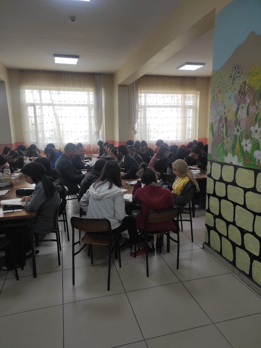tcvanedremit's tweet photo. Valiliğimizce yürütülen #KitapVan projesi kapsamında; Kaymakamımız ve Belediye Başkanımız Edremit Anadolu İmam Hatip Lisesini ziyaret ederek, öğrencilerimizle birlikte kitap okuma etkinliğine katıldı. https://t.co/uX6sOVjZ2A