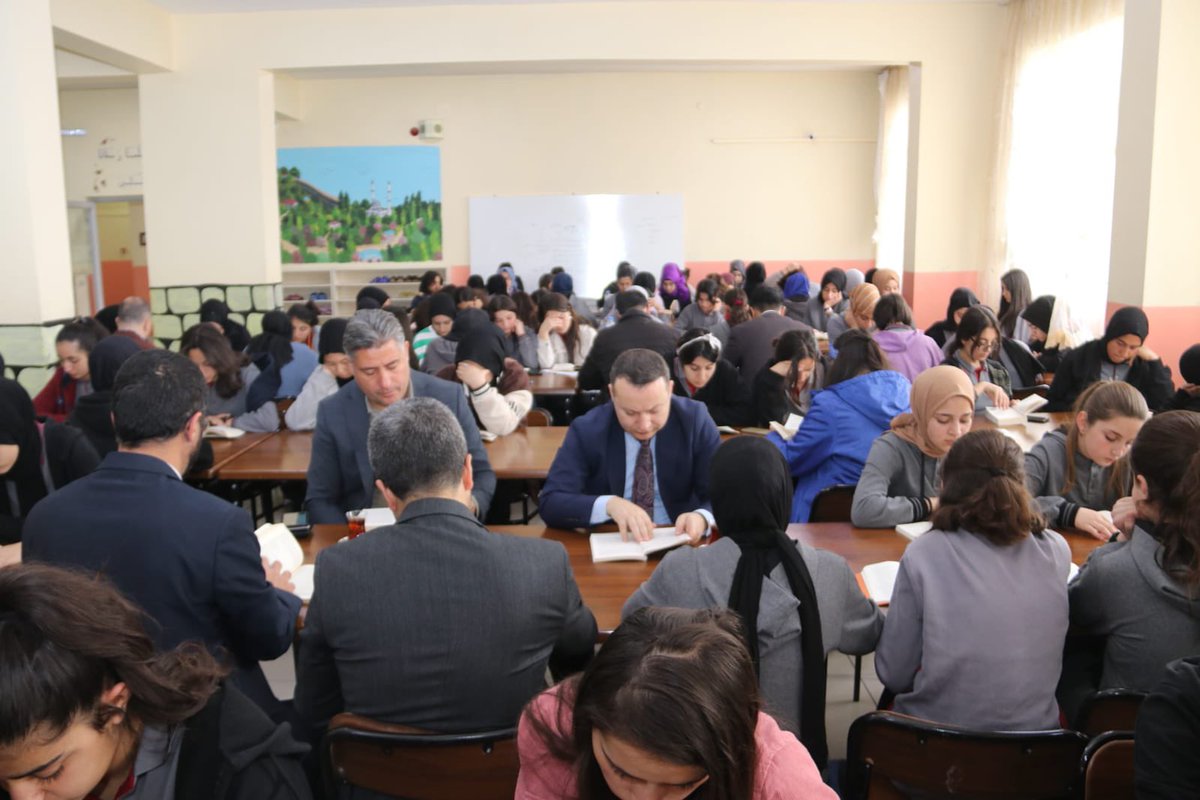 tcvanedremit's tweet photo. Valiliğimizce yürütülen #KitapVan projesi kapsamında; Kaymakamımız ve Belediye Başkanımız Edremit Anadolu İmam Hatip Lisesini ziyaret ederek, öğrencilerimizle birlikte kitap okuma etkinliğine katıldı. https://t.co/uX6sOVjZ2A
