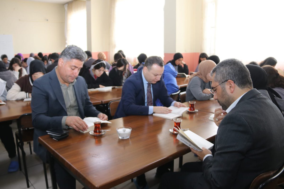tcvanedremit's tweet photo. Valiliğimizce yürütülen #KitapVan projesi kapsamında; Kaymakamımız ve Belediye Başkanımız Edremit Anadolu İmam Hatip Lisesini ziyaret ederek, öğrencilerimizle birlikte kitap okuma etkinliğine katıldı. https://t.co/uX6sOVjZ2A