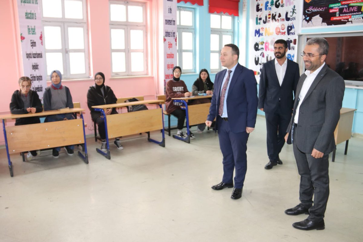 tcvanedremit's tweet photo. Valiliğimizce yürütülen #KitapVan projesi kapsamında; Kaymakamımız ve Belediye Başkanımız Edremit Anadolu İmam Hatip Lisesini ziyaret ederek, öğrencilerimizle birlikte kitap okuma etkinliğine katıldı. https://t.co/uX6sOVjZ2A