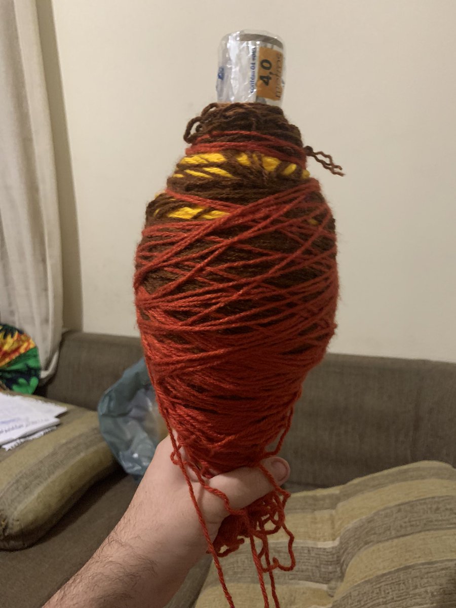 conas_'s tweet photo. Essa será a minha thread de ✨artesanatos by gustavo✨, pq quero ser uma artesã cheio de habilidades (muito mal executadas) que vai ficar dando presentes feios feitos à mão

Pra começar, desfiz o cobertor que eu tava terminando, pq ele tava mt estreito… então, reiniciando! https://t.co/ZyWyCMevK3