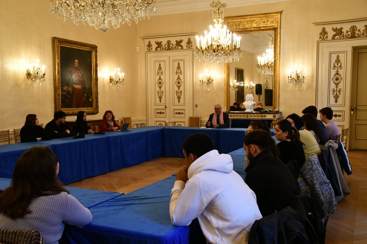 Prefet41's tweet photo. #CEJ | Une dizaine de jeunes inscrits dans le dispositif Contrat d'Engagement Jeune, suivis par la Mission Locale de Blois et @poleemploi_RCVL ont rencontré le préfet de Loir-et-Cher
👉Présentation des missions du préfet, du rôle de la préfecture et de la fonction publique d'État https://t.co/f5UIctFai3