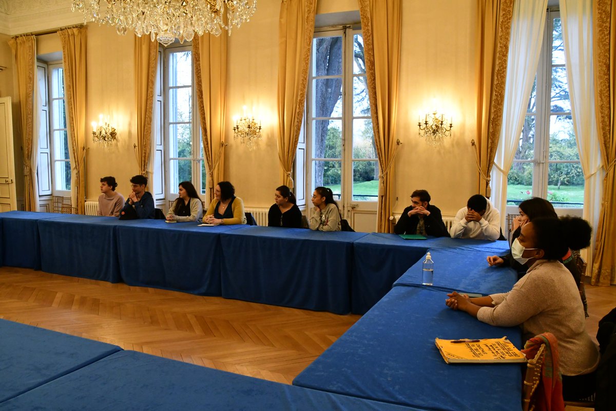 #CEJ | Une dizaine de jeunes inscrits dans le dispositif Contrat d'Engagement Jeune, suivis par la Mission Locale de Blois et @poleemploi_RCVL ont rencontré le préfet de Loir-et-Cher
👉Présentation des missions du préfet, du rôle de la préfecture et de la fonction publique d'État