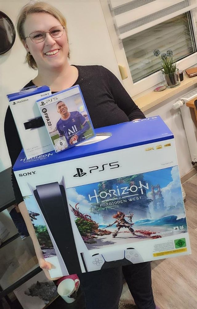 Glückwunsch an unsere Gewinnerin der Sakura PS5! 🥳
An alle die nicht gewonnen haben -> Das nächste Gewinnspiel hat bereits begonnen😁