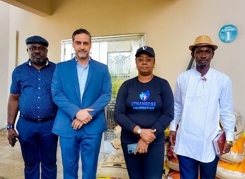 ethanrosefound1's tweet photo. Earlier, Mr Julien Shahine (@julienshahine) Area HR and Administrative Manager, Niger Construction Limited (NIGERCAT) donated items to Ethanrose Foundation for distribution in Yenagoa, Bayelsa State.

#FloodInBayelsa
#EthanroseFoundation https://t.co/XdwAMKRxnM