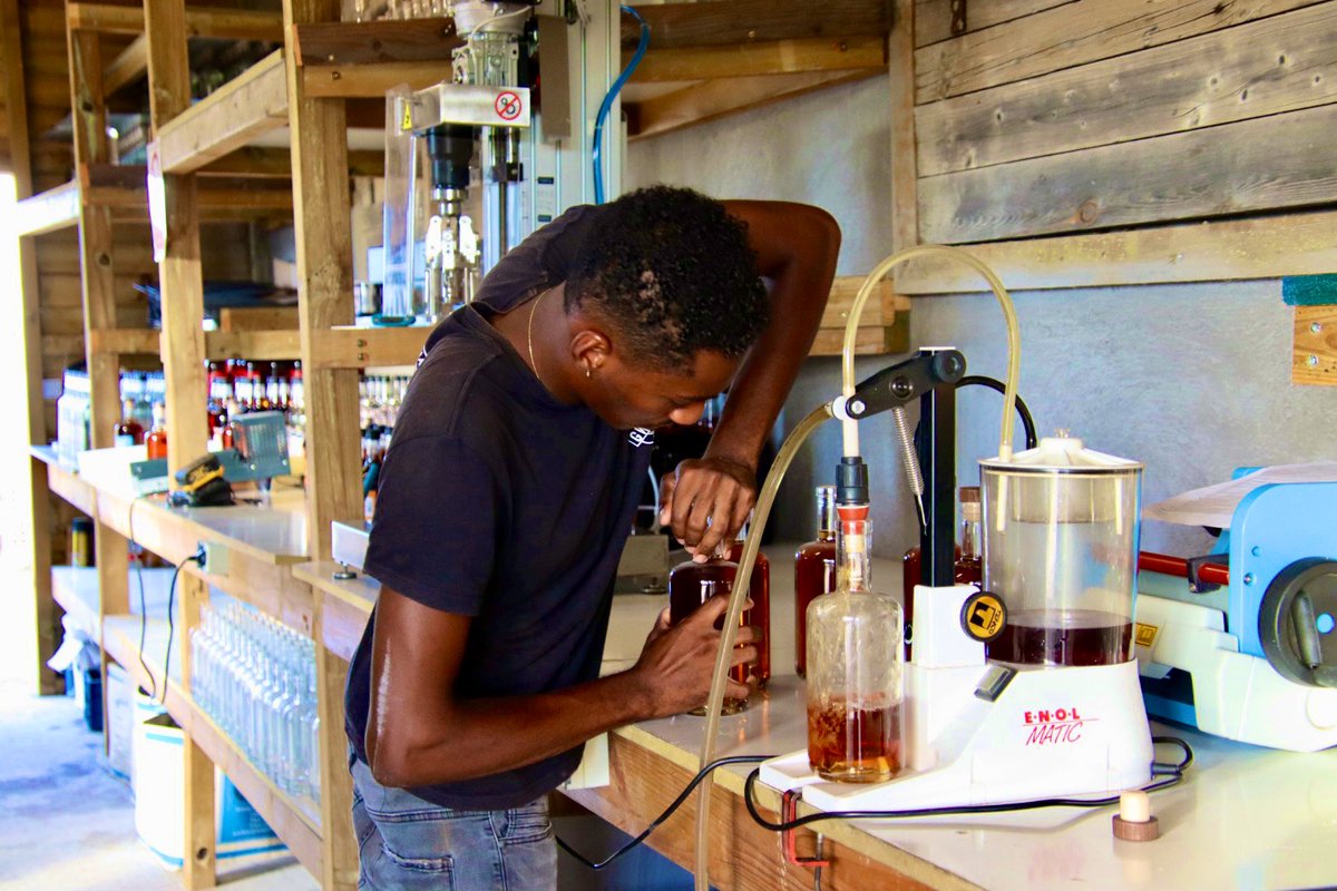 NicolasBay_'s tweet photo. Visite de la distillerie artisanale et familiale Gwadinina. Des vieux rhums d’exception et une cuvée spéciale de la @Reconquete_off ! 😉 https://t.co/28NXau11G4