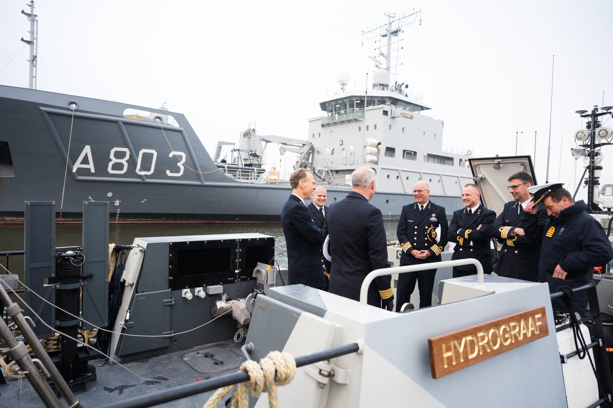 kon_marine's tweet photo. ⚓De Expeditionary Survey Boat kan aan het werk. Vandaag droeg @Defensie_DMO dit nieuwe mini-hydrografische opnamevaartuig over aan de marine. Voorzien van moderne en geavanceerde hydrografische, navigatie- en communicatiesystemen: https://t.co/aC7Q4zDT60

#koninklijkemarine #DMO https://t.co/qpSwtaLJi4