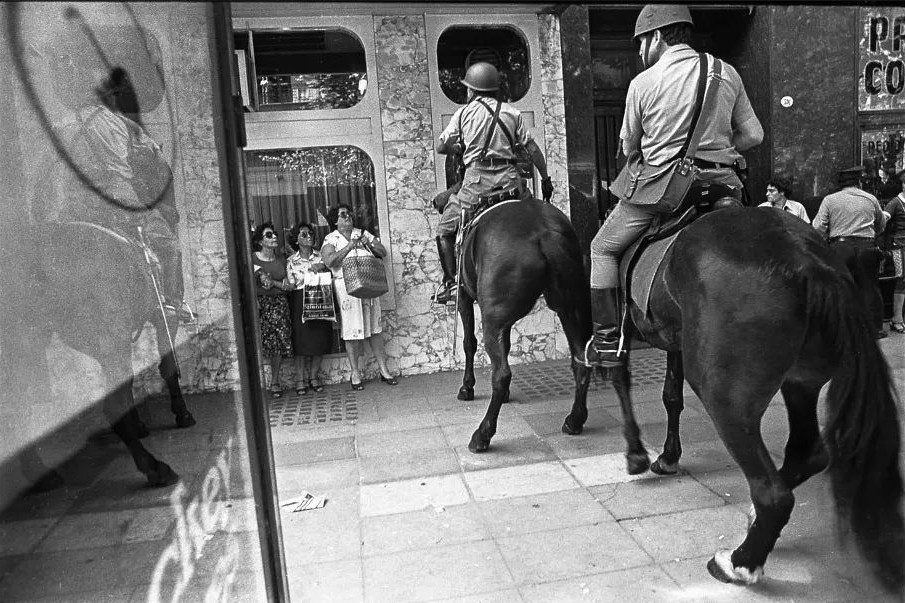 Desde ayer circula mucho una foto de Hebe con una canasta en la mano enfrentando a los caballos de la policía montada en la segunda marcha de la resistencia, en diciembre de 1982. 
Acá otra foto de esa misma situación, desde otro ángulo, tomada por Silvio Mickey Zuccheri