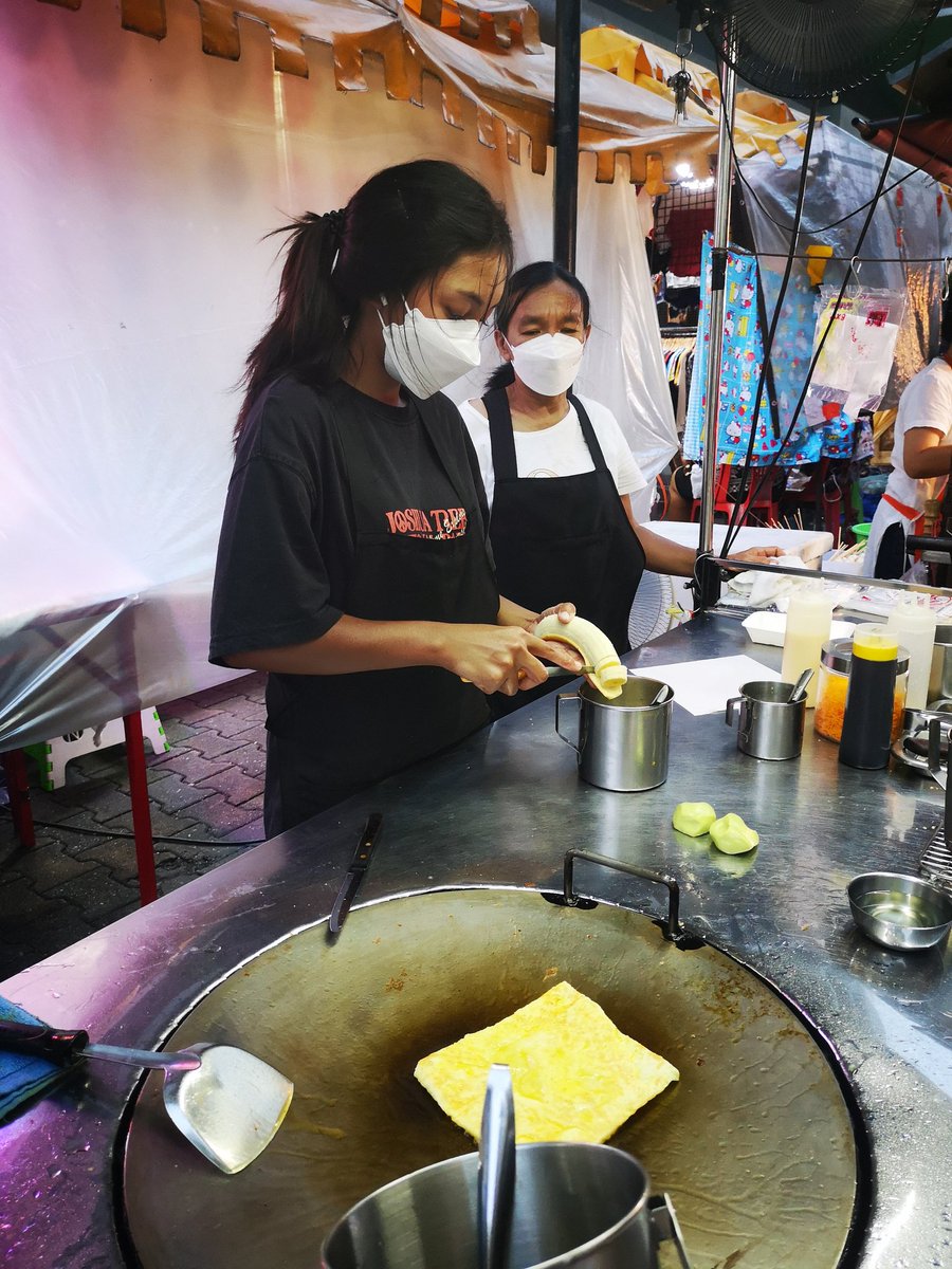 Eating with the locals. Amazing streetfood in Bangkok #food #foodies #DREAM #holiday #THAILAND  #Birthday