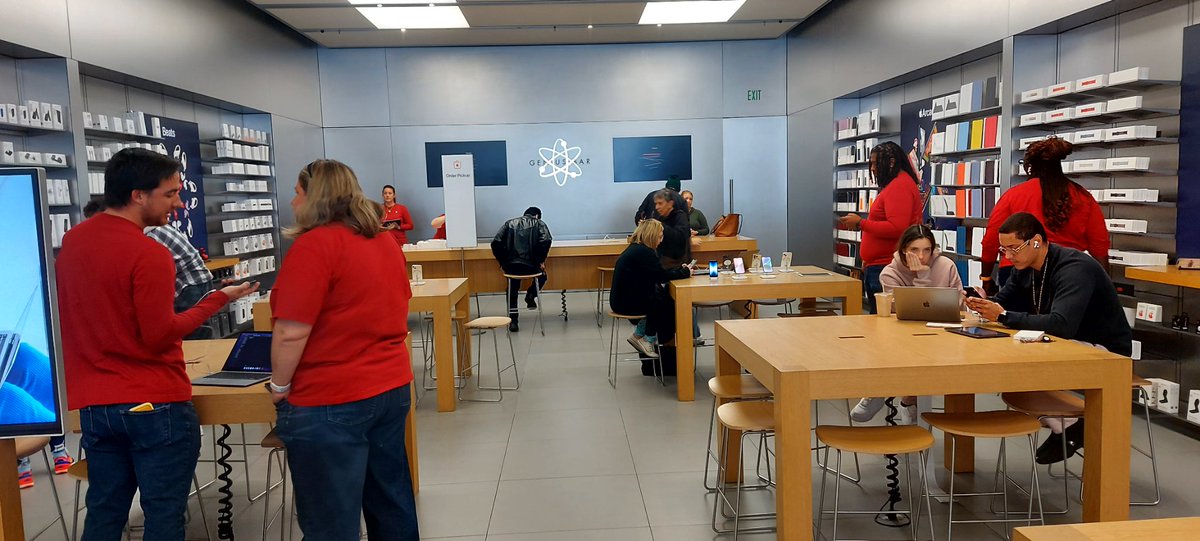 20 empleados y tuve Q esperas 20 minutos para comprar un simple iPhone SE
 Terrible