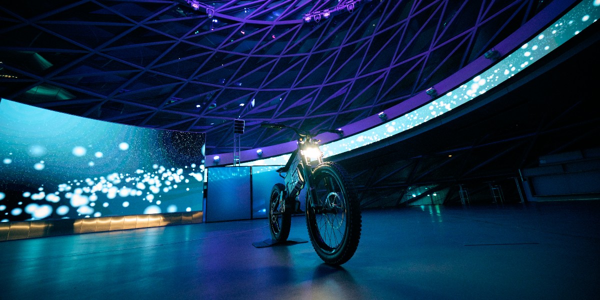 BMWMotorrad's tweet image. Let’s rethink the mobility of tomorrow and shape the future! 💡 In the first episode of #TheFutureShack we talked about seamlessness and redesigning urban environments with our #BMWCE04 and the #VisionAMBY.

▶️ Join our conversation here: youtu.be/oio8YElQwXo

#MakeLifeARide