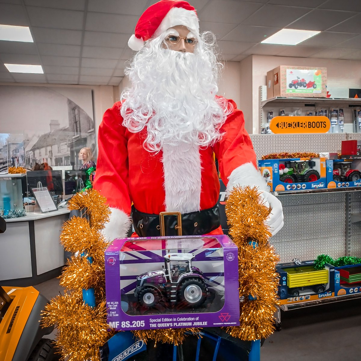 tnstractors's tweet photo. Back in stock! 🚜👑
The limited edition MF 8S.205 jubilee tractor model is back in stock.
Order online with FREE UK delivery ➡️ https://t.co/FBWr0NzTZO
#MasseyFerguson #MF8S #PlatinumJubilee #LimitedEdition #LimitedEditionModel #Tractor #AGCO
@MF_EAME https://t.co/XDl4Nb20Sm